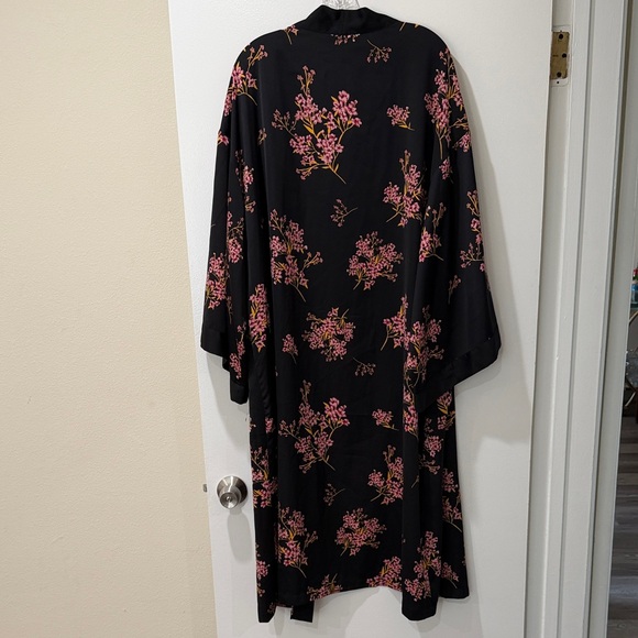 Who What Wear Black Robe with Pink Floral Design - Picture 8 of 8